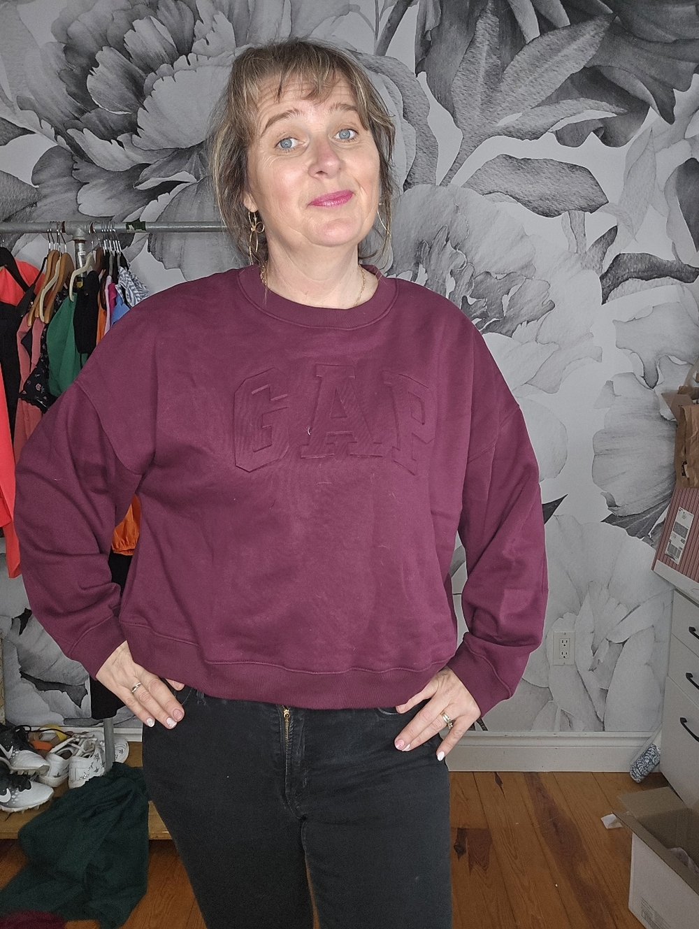🗼GAP Embossed Logo Sweatshirt in Plum